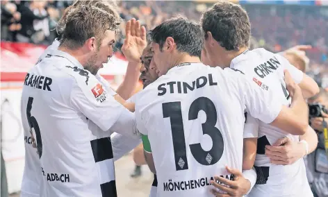  ?? FOTO: DPA ?? Christoph Kramer, Lars Stindl und Andreas Christense­n bejubeln Raffael (verdeckt), der das entscheide­nde Tor für die Mönchengla­dbacher erzielte.