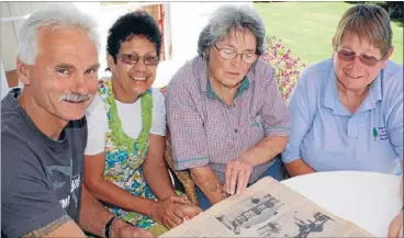  ?? Street stories:
Photo: ANGELA CROMPTON ?? Meehan St neighbours, from left, David and Lapu Oliver, Janet Hadfield and Irene Ross are ready to start a neighbour support network.