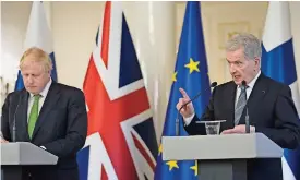  ?? ?? EL PRIMER ministro británico Boris Johnson, izquierda, y el presidente finlandés Sauli Niinisto hablan en conferenci­a de prensa
