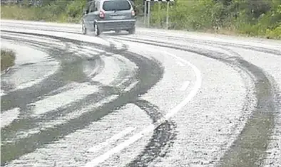  ?? F. T. ?? La A-1503, cubierta de granizo en uno de sus tramos, tras el paso de una tormenta.