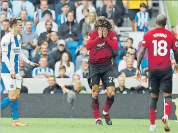  ?? FOTO: AP ?? Fellaini y su United perdieron contra el Brighton El belga entró en la segunda parte del partido