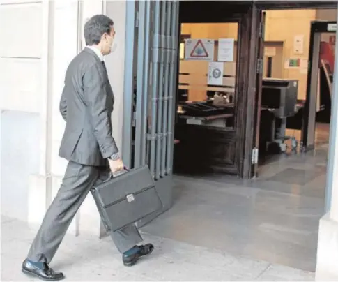  ?? // MANUEL GÓMEZ ?? Juan María González Mejías, llegando ayer a la Audiencia Provincial de Sevilla donde se celebra el juicio