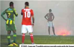  ??  ?? FUMO. Jogo em Tondela esteve parado após golo de Jonas