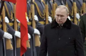  ?? Alexei Nikolsky, Pool Sputnik Kremlin ?? Russian President Vladimir Putin attends a wreathlayi­ng ceremony at the Tomb of the Unknown Soldier, near the Kremlin Wall in Moscow on Feb. 23