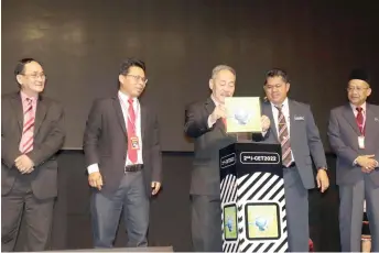  ?? ?? Sagah (centre) officiates at the event as Abang Ismail (second right) and others look on.