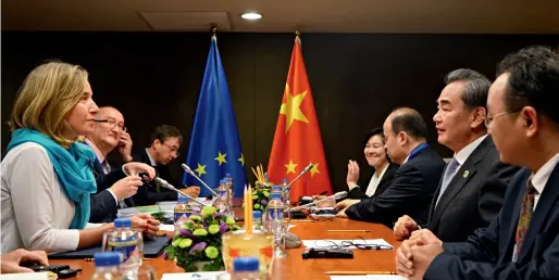  ??  ?? Le 7 août 2017, à Manille, le ministre chinois des Affaires étrangères Wang Yi rencontre Federica Mogherini, haute représenta­nte de l’UE pour les affaires étrangères et la politique de sécurité.