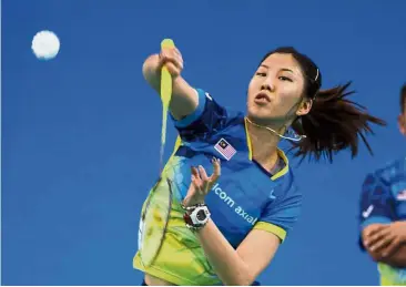  ?? — Bernama ?? Back to you: Soniia Cheah returning a shot to Vietnam’s Vu Thi Trang during the Group C match of the Asia Team Championsh­ips in Alor Setar yesterday. Soniia won 21-15, 21-17.