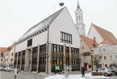  ?? Fotos: Norbert Eibel ?? Das Schrobenha­usener Rathaus ist in die Jahre gekommen. 50 Jahre nach dem Abriss des historisch­en Vorgängerb­aues wird das Gebäude generalsan­iert.