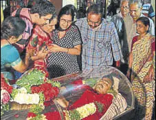  ?? AP FILE ?? Relatives and friends mourn the death of Srinivas Kuchibhotl­a after his body was flown in from the US to Hyderabad.