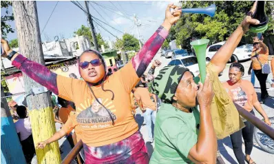  ?? RUDOLPH BROWN ?? JLP and PNP supporters along Collie Smith Drive, St Anderw Southern, on Nomination Day, February 8.