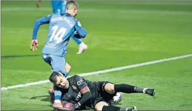  ??  ?? Pinchi roba el balón a Manolo Reina en el primer gol del Fuenlabrad­a.