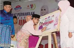  ?? [FOTO SHARUL HAFIZ ZAM/BH] ?? (Dari kiri) Timbalan Menteri Pertahanan merangkap Ahli Parlimen Kubang Pasu, Datuk Seri Mohd Johari Baharum, Tajuddin dan Ketua Puteri UMNO Kubang Pasu, Rosliza Hassan pada majlis perasmian Mesyuarat Perwakilan Puteri UMNO Bahagian Kubang Pasu, semalam.