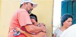  ??  ?? Los parientes de Carlos Ernesto Argueta lloran su muerte.
