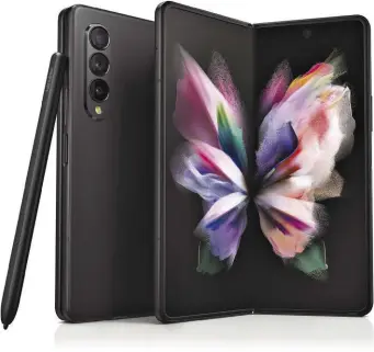  ?? ?? Il Samsung Galaxy Z Fold 3 è il massimo della praticità: puoi usarlo da chiuso per telefonate e notifiche o aprirlo e godere dei 7,6 pollici di schermo OLED per guardare video e foto. Con tutta la bellezza del design raffinato di Samsung. Prezzo: da 1.849 €