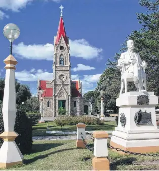  ??  ?? La plaza central y la iglesia, puntos de encuentro durante todo el año.