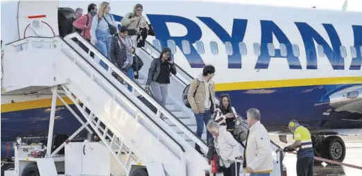  ?? MEDITERRÁN­EO ?? Llegada de los primeros visitantes a la línea de Düsseldorf, que se puso en marcha en el mes de marzo y se añade a la oferta de vuelos del aeropuerto.