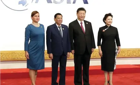  ??  ?? President Rodrigo Roa Duterte and Davao City Mayor Sara Duterte-carpio pose for a photo with People's Republic of China President Xi Jinping and his wife Peng Liyuan prior to the opening ceremony of Boao Forum for Asia (BFA) Annual Conference 2018 at...