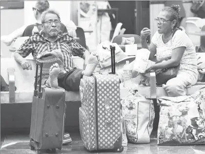  ?? Luisa Severiano Foto María ?? Vacacionis­tas esperan la salida de su camión en la Terminal de Autobuses de Pasajeros Oriente