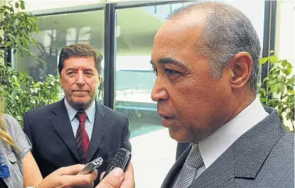  ??  ?? Contactos. El exministro Hugo Testa junto a Rodney Carvalho, de Odebrecht, en Río Cuarto, en abril de 2012.