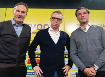  ?? Foto: Ina Fassbender, dpa ?? Hans Joachim Watzke (links) und Michael Zorc (rechts) hatten schon mehr Spaß bei Trainer Vorstellun­gen. Nachdem sie aber mit Thomas Tuchel und Peter Bosz nicht zufrieden waren, entschied man sich nun für Peter Stöger.