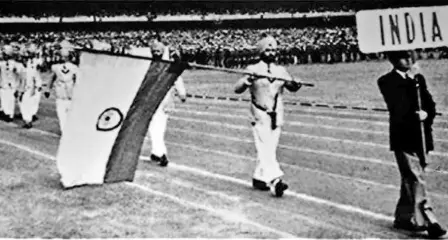  ?? SPECIAL ARRANGEMEN­T ?? Great honour: Balbir Singh leading the Indian contingent at the 1956 Olympic Games in Melbourne.