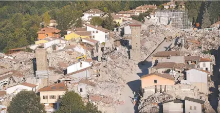  ??  ?? Um ano depois do forte terremoto no centro da Itália, Amatrice ainda é uma triste pilha de escombros. O sismo completa um ano hoje