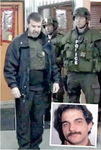  ?? PHOTO D’ARCHIVES ?? Le tueur à gages devenu délateur Gérald Gallant, que l’on voit ici en 2009 protégé par une veste pare-balles et surveillé par des policiers armés, sur les lieux de son dernier meurtre commis au commerce de son complice Raymond Bouchard (mortaise).