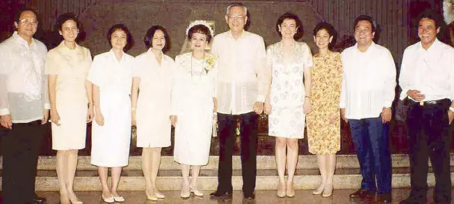  ??  ?? David Consunji (sixth from left) with family Jorge, Lucy, Nene, Jing, wife Freddie, DM, Dinky, Cristy, Victor and Isidro
