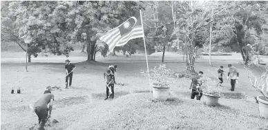  ??  ?? TANAM POKOK: Aktiviti menanam pokok di sekitar kawasan laluan pejalan kaki antara blok kediaman lelaki.