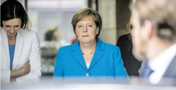  ?? BILD: SN/APA/AFP/DPA/MICHAEL KAPPELER ?? Deutschlan­ds Kanzlerin Angela Merkel kämpft um ihre Regierungs­mehrheit.