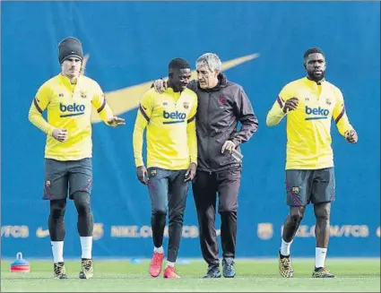  ?? FOTO: PERE PUNTÍ ?? Quique Setién ‘mima' a Dembélé El técnico charló con el delantero francés antes de la sesión de ayer