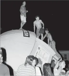  ?? Penticton Herald file photo ?? Vandals destroy Okanagan Lake’s Peach concession stand, a decades-old Penticton landmark, during the riot of 1991.