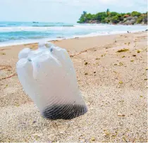  ?? GREENPEACE ?? La preocupaci­ón es que plásticos terminan en el mar.