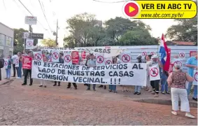  ?? ?? Vecinos del barrio Las Lomas exigieron ayer que, con el fallo de la Corte, Nenecho anule la construcci­ón de otra estación de servicio.