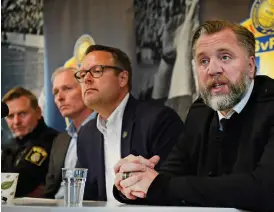  ?? Bild: ERIK SIMANDER ?? BEDRÖVAD. Björn Wesström (till höger) beskriver hela situatione­n som en förlust.