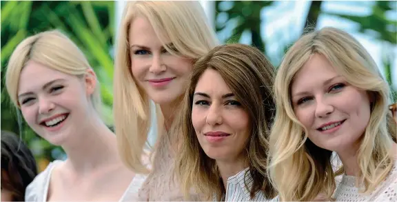  ??  ?? Sorrisi Da sinistra, Elle Fanning (19 anni), Nicole Kidman (50 anni il prossimo 20 giugno), la regista Sofia Coppola (46) e Kirsten Dunst (35) alla presentazi­one di «The Beguiled» («L’inganno»)