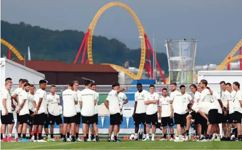  ?? Foto: Christian Charisius, dpa ?? Trainieren, wo andere Urlaub machen: Die deutsche Nationalma­nnschaft bereitet sich an der russischen Schwarzmee­rküste auf den Confed Cup vor. Bei der Weltmeiste­rschaft im kommenden Jahr wird der DFB Tross aber wohl nicht vor einer Achterbahn die...