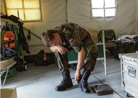  ?? Foto: Krafft Angerer, Getty Images ?? Wer seine Stiefel liebt, der poliert sie. Erst recht, weil die Soldaten der Bundeswehr nicht viel Wahl haben. Es gibt ein Standard Stiefel Modell – egal für welche Jahreszeit, egal in welchem Einsatzgeb­iet.