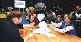  ?? PAUL FAITH AGENCE FRANCE-PRESSE ?? Les travailleu­rs d’élection continuaie­nt à dépouiller les bulletins de vote au milieu de la nuit.