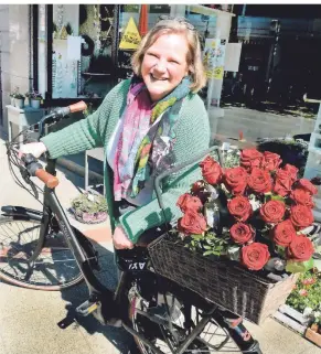  ?? FOTO: WOI ?? Simone Bunse und ihr blumiges Leasing-Fahrrad vor ihrem Geschäft in der Neusser Innenstadt. Der Radius der Auslieferu­ngen konnte dank E-Bike erweitert werden – gut für die Umwelt.