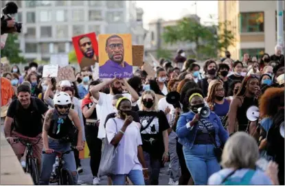  ?? WANG YING / XINHUA ?? People rally in New York City to mark the first anniversar­y of George Floyd’s death on May 25.