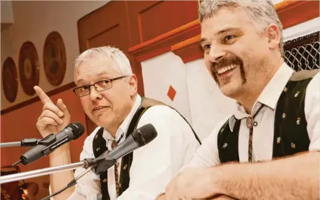  ?? Foto: Xaver Habermeier ?? Anstatt im Mönchsgewa­nd heizen Thomas Wöhr und Helmut Lenz (von rechts) die Stimmung auf dem Starkbierf­est in Sehensand in bayerische­r Tracht mit ihrer Fas tenpredigt, die jährlich voller Lokalkolor­it ist, ein. Beginn am morgigen Samstag im...