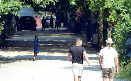  ??  ?? Strada La Rizza L’ingresso del campo nomadi di Forte Azzano a Verona, che ha 16 piazzole di sosta