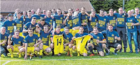  ?? FOTO: FLORIAN WOLF ?? Jubel in Heimenkirc­h: Der TSV ist Meister der Fußball-Bezirkslig­a-Saison 2016/2017.