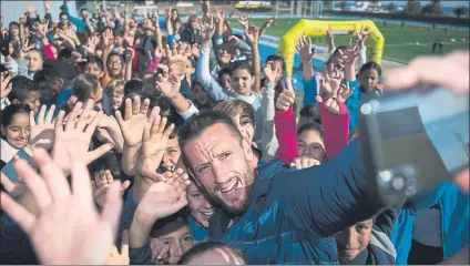  ?? FOTO: PERE PUNTÍ ?? Carles Castillejo tuvo la idea de hacerse un selfie con los niños y niñas ayer en la Mar Bella y la iniciativa fue todo un éxito