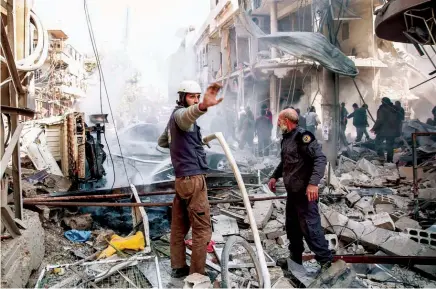  ?? MSALLAM ABDALBASET |AFP ?? Forças governamen­tais sírias intensific­aram os bombardeam­entos contra os rebeldes que tentam avançar em direcção a Damasco