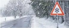  ?? FOTO: GEMPP ?? Vorsicht bei Schnee und Eis. Selten hat das Schild an einer Straße bei Christazho­fen wohl so sehr gepasst wie an in diesen Tagen.