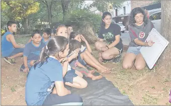  ??  ?? Florencia (der) en plena clase de inglés en la plaza Julio César Franco, zona del Mercado 4. Comenzó con este servicio social hace un mes y tiene un promedio de 7 alumnos.