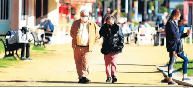  ?? JOSUÉ CORREA ?? Dos personas caminan por la prolongaci­ón de la Avenida de Andalucía de la capital onubense durante la jornada de ayer.