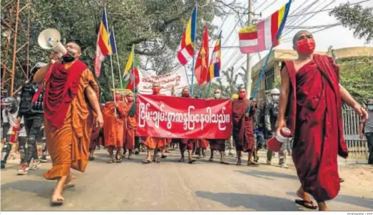  ?? STRINGER / EFE ?? Decenas de manifestan­tes budistas protestan ayer en las calles de Mandalay contra el golpe militar en Birmania.